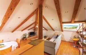 2 Bedroom Amazing Apartment In Fazana 
