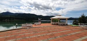 Vila Franceză - Cazare cu jacuzzi pe malul lacului Colibița