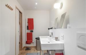 Maisons de vacances 3 Bedroom Stunning Home In Saint-georges-en-auge : photos des chambres