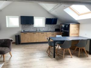 Appartements Les 4 flocons, avec piscine exterieure chauffee a 100m du lac et du centre , wifi, parking, sauna : photos des chambres