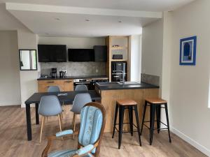 Appartements Les 4 flocons, avec piscine exterieure chauffee a 100m du lac et du centre , wifi, parking, sauna : photos des chambres