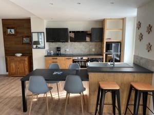 Appartements Les 4 flocons, avec piscine exterieure chauffee a 100m du lac et du centre , wifi, parking, sauna : photos des chambres