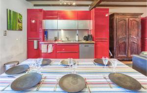 Maisons de vacances Stunning home in Menet with WiFi and 5 Bedrooms : photos des chambres