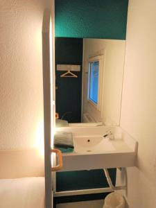 Hotels easotel Perigueux : Chambre Lits Jumeaux avec Salle de Bains Commune