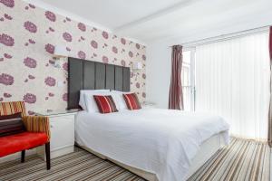 Large Family Room room in Barrowfield Hotel