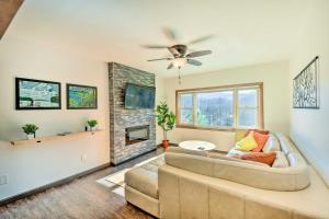 Franklin Home with Hot Tub and Mtn Views!