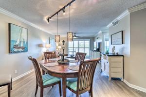 Sunlit St Petersburg Condo with Community Pool