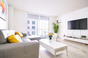 LuxBright 1BR Brickell Paradise with Oceanview and Parking