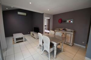 Maisons de vacances Pavillon 3 chambres dans residence avec piscine : photos des chambres