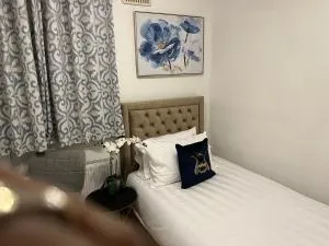 TJ Homes - Double room with Single Bed - 3 Min to Tube station - London - 诺斯伍德