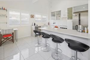 Coastal retreat, private, wine, netflix by Custom Bnb Hosting