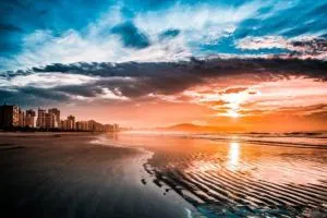 COMFORT GUARUJÁ ENSEADA APARTMENT 26 WIFI, GARAGEM e AR CONDICIONADO - غوارويا