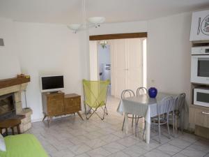 Maisons de vacances Gite Remoncourt, 3 pieces, 5 personnes - FR-1-589-206 : photos des chambres