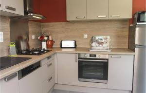 Maisons de vacances Cozy Home In St Etienne De Boulogne With Kitchen : photos des chambres