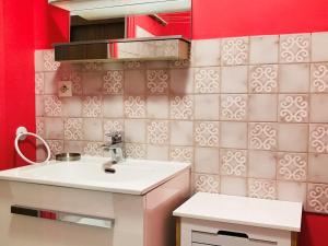 Appartements T1 Bis confortable, animaux acceptes, balcon, parking inclus - FR-1-555-76 : photos des chambres