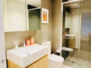 Comfy unit in front of Crown w Free Parking