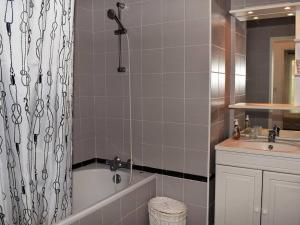 Appartement avec WIFI à 50m de la plage Coz Pors, Forum et Aquarium à Trégastel - FR-1-368-127