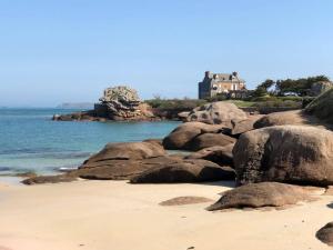 Bel appartement rénové avec WIFI à 200m de la plage de Trégastel - FR-1-368-229