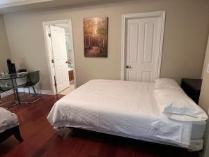 Two-bedroom lucky en-suite with private entrance and bathroom in close to YVR Richmond