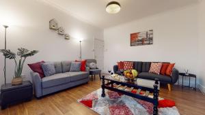 JDB Romford 5-Bedroom House with parking