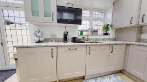 JDB Romford 5-Bedroom House with parking