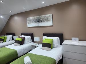 JDB Romford 5-Bedroom House with parking