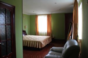Standard Double Suite room in Khalturina Apartment