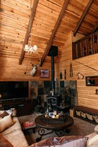 Cozy Sequoia Forest Cabin near Lake Isabella