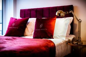 Monopoly Themed Apartment! Sleeps 7 with Free Parking + Smart 4K TVs