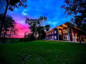 Designer Lake Cabin- HotTub, Sauna & Massage Chair - Ottertail