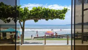 Apto pé na areia em Meia Praia Itapema, 3 dormitórios - 伊塔佩马