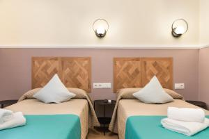 Superior Double Room with Two Single Beds room in Hostal Bermejo