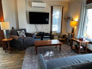 House & loft, pool table, ping-pong, fireplace, AC