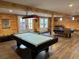 House & loft, pool table, ping-pong, fireplace, AC