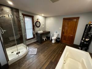 House & loft, pool table, ping-pong, fireplace, AC