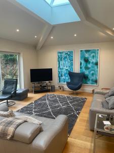 Large open plan villa with garden near the Thames