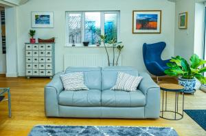 Large open plan villa with garden near the Thames