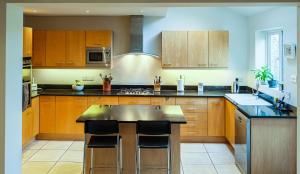 Large open plan villa with garden near the Thames
