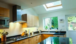 Large open plan villa with garden near the Thames