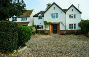 Large open plan villa with garden near the Thames