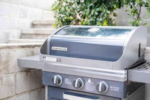 Spacious modern 3 bdr home minutes from beach