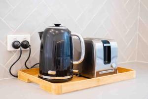 Spacious modern 3 bdr home minutes from beach