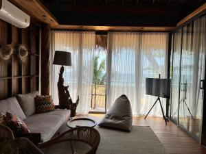 Sealord Naithon Beachfront Villa