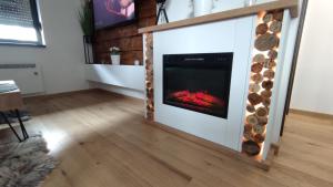 Gold Pine Titova vila