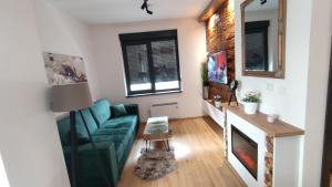 Gold Pine Titova vila