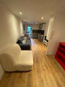 Appartements Paris Eiffel Tower et Disney apartments, parkings gratuits et securises, 10 minutes metro to Paris : Appartement