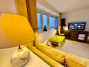 Super Apartment YELLOW 2x Metro fast Wifi 1 Gbs Netflix Panorama Miasta