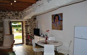 Maisons de vacances Beautiful home in Taden with 2 Bedrooms and WiFi : photos des chambres