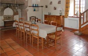Maisons de vacances Awesome Home In Plouguiel With Kitchenette : photos des chambres