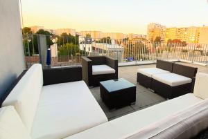 Rooftop Terrace, free garage parking and Pool!